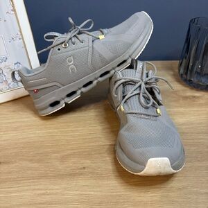 Kids OnCloud shoes - 4.5y